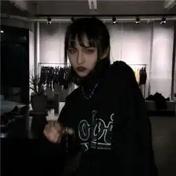  2018女生超拽霸气黑白头像精选再苦再累也要屁颠屁颠的过