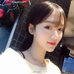  下面这张照片里的的头发是什么色系的啊好喜欢