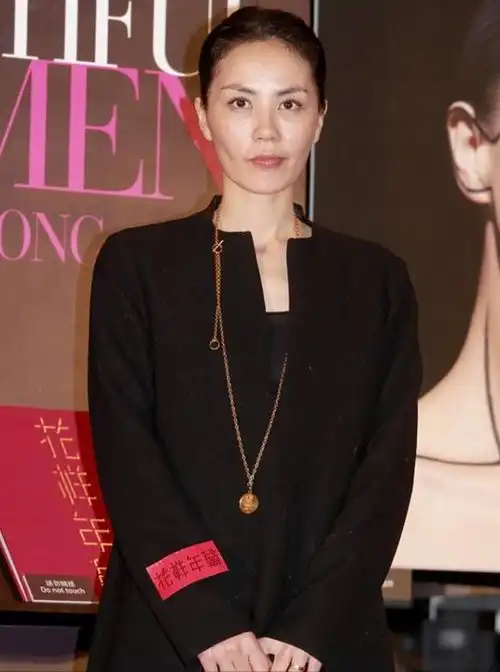  王菲罕见素颜亮相活动虽有疲态但难掩自然美,一身黑也美的高级