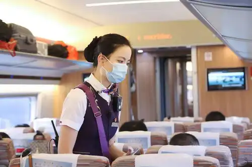  戴口罩的乘务员小姐姐,你笑起来真好看