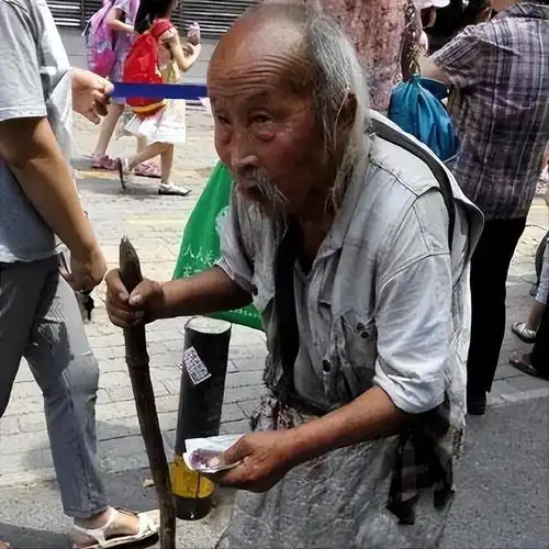  15年河南103岁老人沿街乞讨,被发现时称对不起,给国家抹黑了