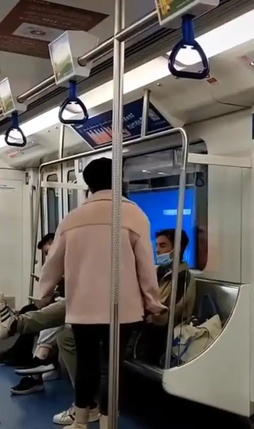  外国人乘地铁不戴口罩,脚踩扶手态度嚣张,中国女子看不下去了