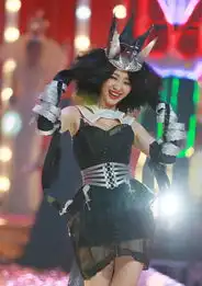  柳岩杂草头扮女王走秀与朱丹杨乐乐比雷