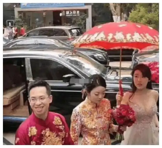  抖音最美伴娘火了单手撑伞气质完胜新娘,网友新郎后悔了