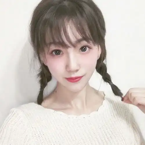  抓着麻花辫的少女