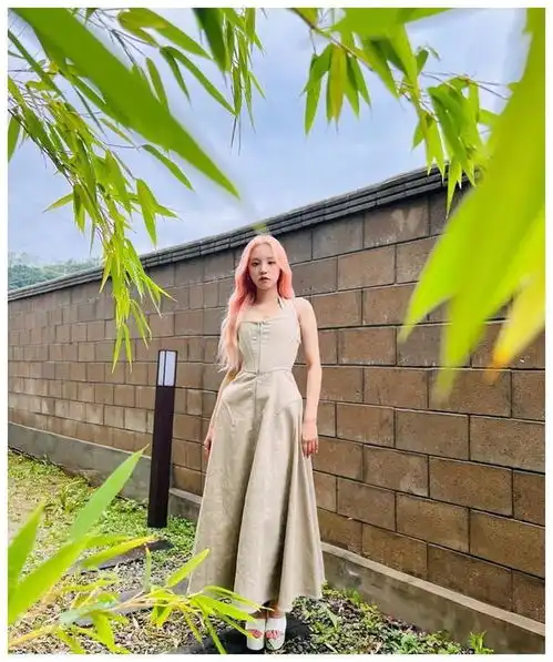  宋雨琦霸气回应走光穿露脐衫短裙毫不在意外人眼光,自信最美