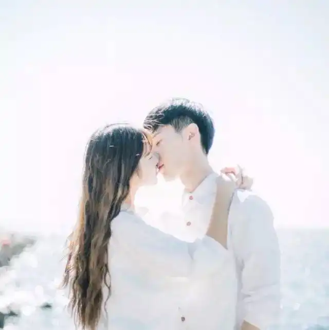 接吻拉丝的情侣头像亲热