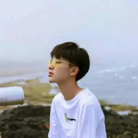 有太阳光的微信头像男生