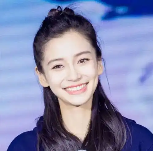  杨幂丸子头好减龄,宋祖儿给粉丝梳头像掐架,赵丽颖热巴无敌了