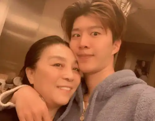  偶像母亲仙女长相,基因遗传优秀没话说,黄子韬堪称翻版母亲外貌