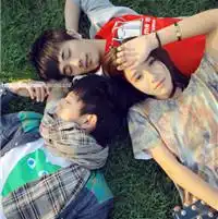 背景颜色是绿色的图片
