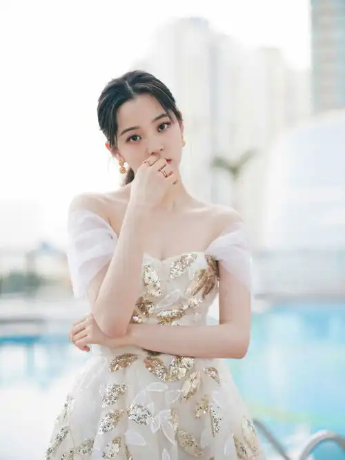  欧阳娜娜人设再次崩塌号召戴口罩不乱跑,自己却出国玩还不戴口罩