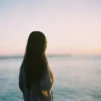  帮我找个背景是蓝天,一个女孩仰望蓝天侧脸的qq头像