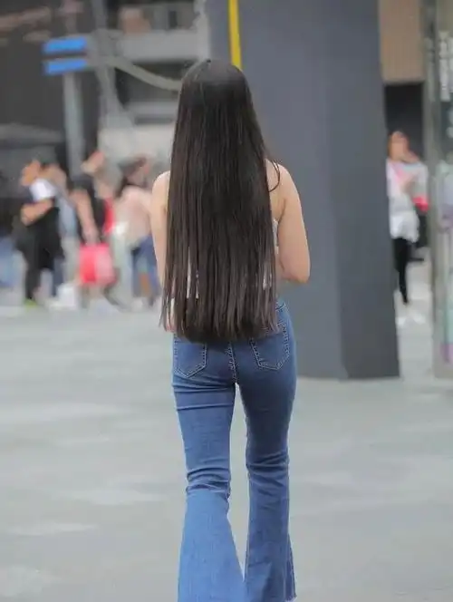  清新洒脱的打底裤穿搭尽显自然的洒脱,活力十足又减龄,清新特别
