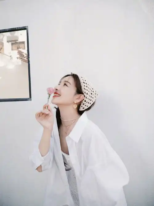  阚清子分享老公视角下美照,温柔可爱显少女,笑容灿烂超迷人