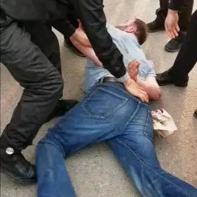  警方介入知乎