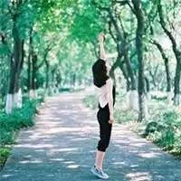  头像全身女生远景