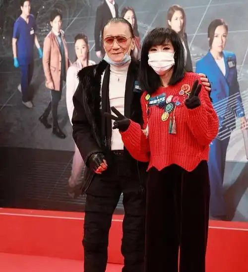  83岁谢贤出席活动戴口罩成错误示范,被问谢霆锋近况,他只说了5个字