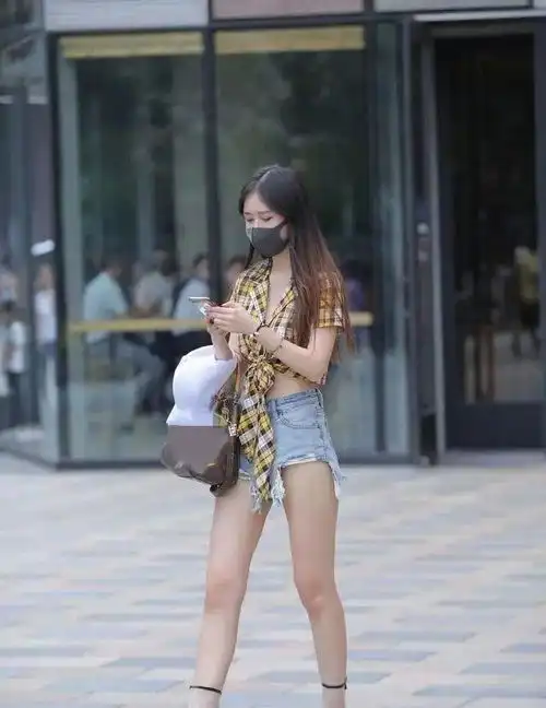  清新洒脱的打底裤穿搭尽显自然的洒脱,简约不失大气,唯美俏皮