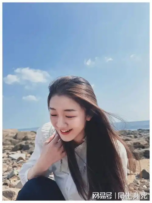  陈梦晒老家青岛海边美照清新脱俗美晕了,黄晓明这是我表妹