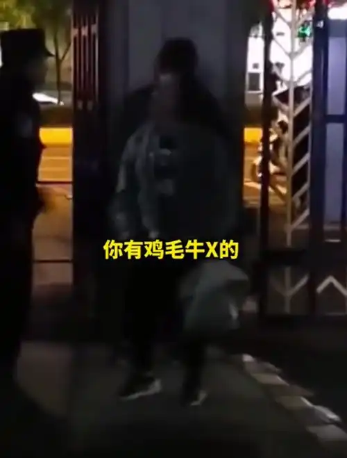  女子未戴口罩遭保安劝阻,拒不戴口罩还怒骂保安你有啥可牛的