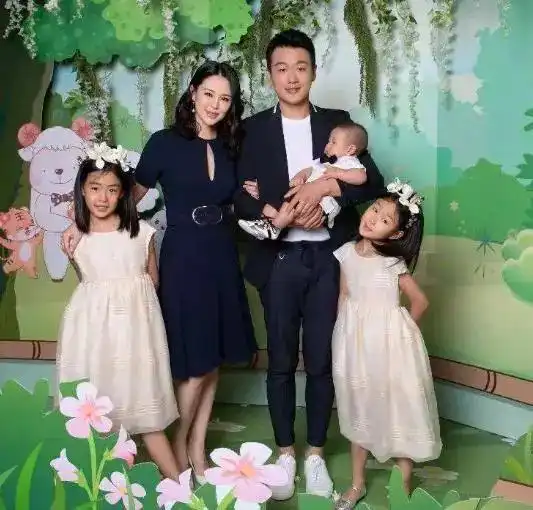  都夸黄多多长的好看,看到佟大为的孩子,才明白什么是初恋脸