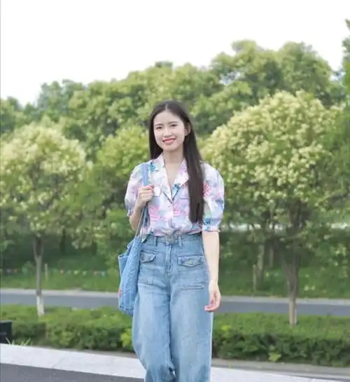  宽松直筒牛仔裤搭配什么上衣好看