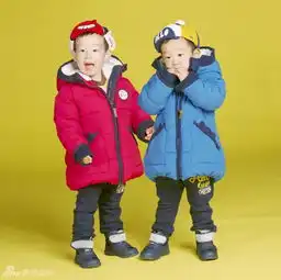  韩国明星双胞胎书言书俊拍广告可爱活泼