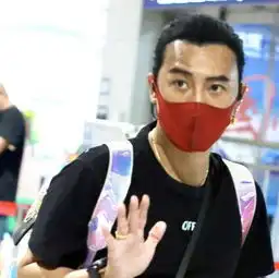  48岁陈志朋亮相机场,梳马尾戴红口罩,造型被一众网友冷嘲热讽
