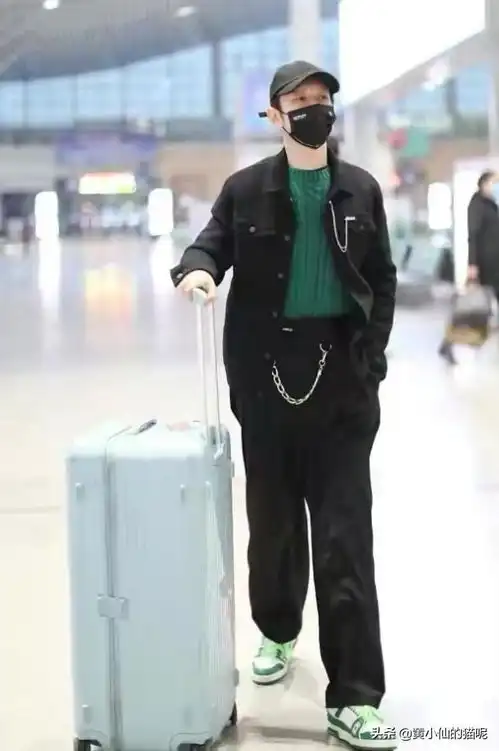  黄晓明瘦成了叔圈顶流,t恤工装裤帅回曾经少年,爷青回