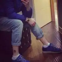 情侣头像单人不露脸靠墙