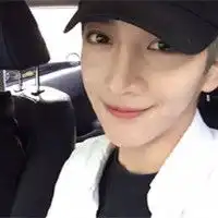  干净帅气男生头像简单时尚帅哥
