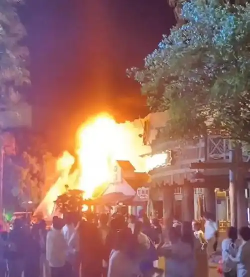  游乐园装饰物起火,景区飞天魔毯失控畅玩前必看