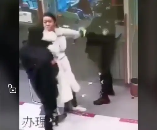  贵阳妙龄女子不戴口罩进商场被拦,气焰嚣张辱骂并踢踹工作人员