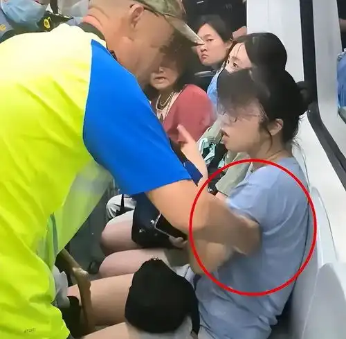  真解气老人强迫女孩让座后续来了警方介入65岁老人被拘留
