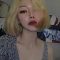  开心就笑委屈就哭你是个姑娘别太逞强.