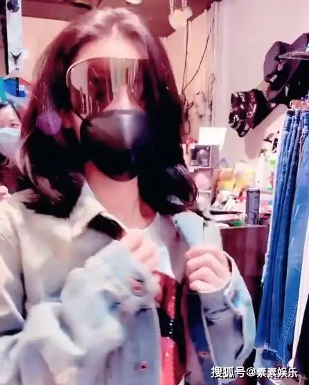  张柏芝胆真大,特殊时期与友人聚餐逛街,朋友还不戴口罩