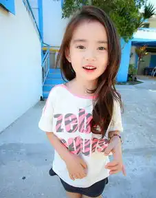  这个小女孩是谁
