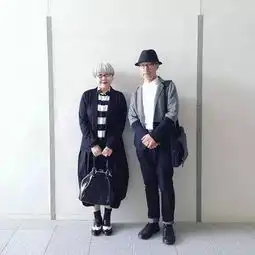  中二少女摇滚粉丝60岁的日本时尚博主,结婚37年,天天与老公穿情侣装