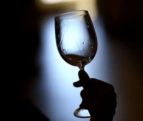  气质女人如何优雅地拿酒杯