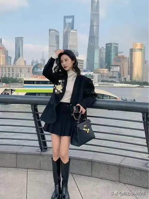  五官精致的小姐姐,穿搭魅力独特惹人爱,高级又时髦