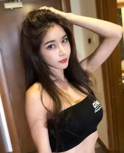  知性的小姐姐,淡雅精致的打扮,展现精致的气质,美若幽兰