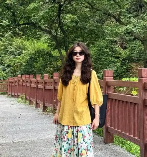  今夏流行的花裙子太火了,这样穿最时髦