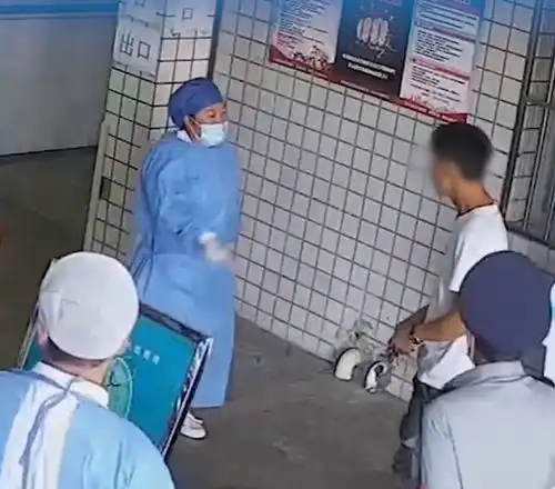  嚣张云南一男子进医院拒戴口罩,手撕防护服捶打女医生胸口