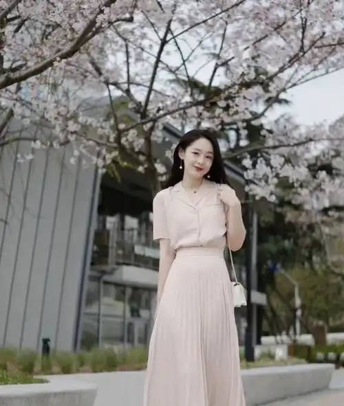  简单干净的女生穿搭简约干净的女孩穿搭