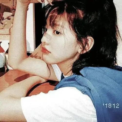  明艳风女生头像