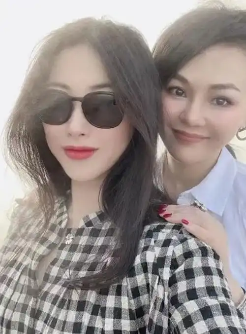 孕妈朱珠现身画展,俏皮帮闺蜜搞怪拍照,7个月孕肚被侃像圈肥肉