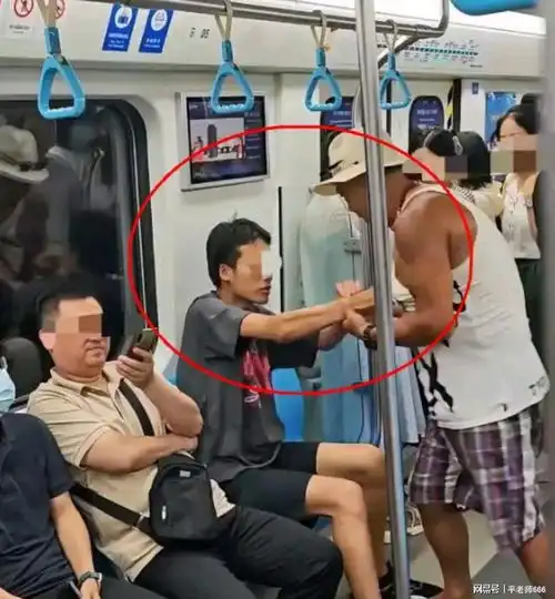  嚣张的老人,冷漠的乘客青岛地铁被打小伙能自卫反击吗