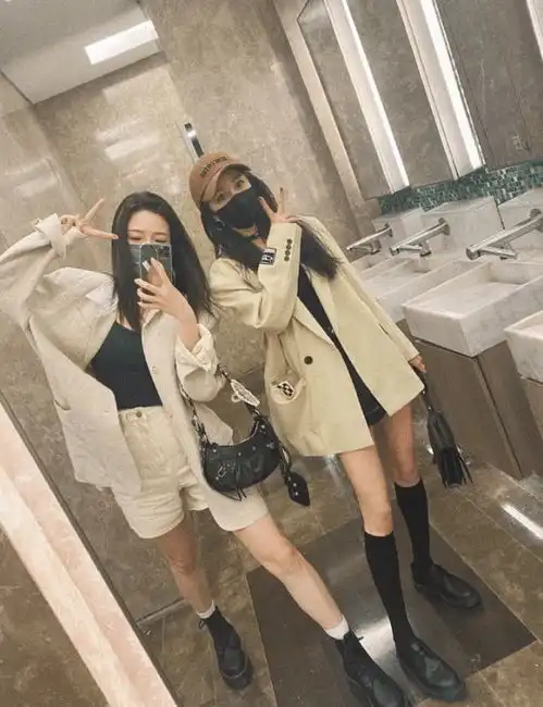  杨幂逛街被偶遇,纤细铅笔腿抢镜,张大大一路同行当护花使者