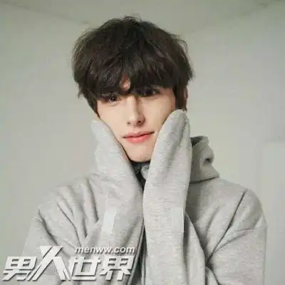  第一次约会男生主动有肢体接触别一开始就动手动脚